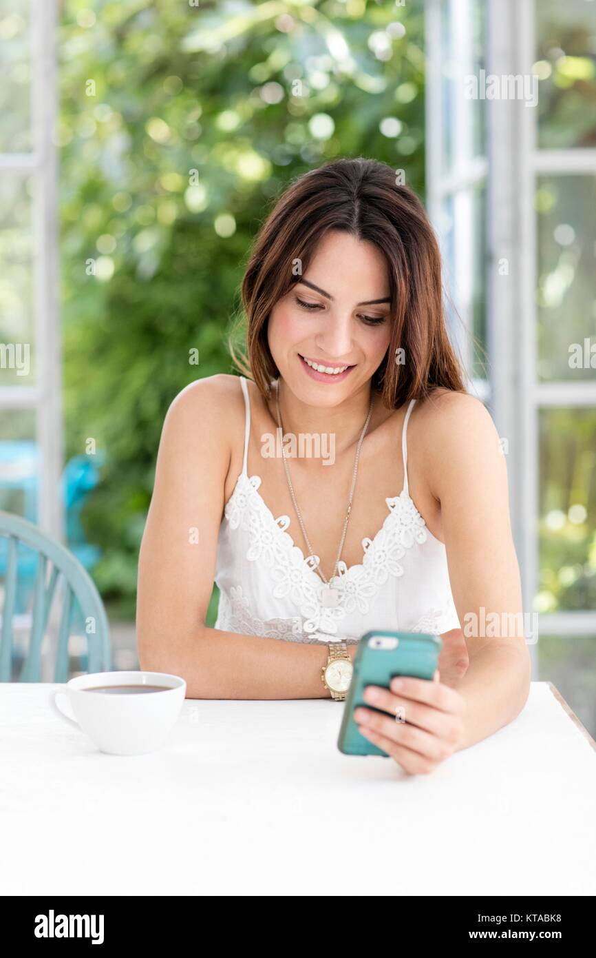 Young woman texting on smartphone. Banque D'Images