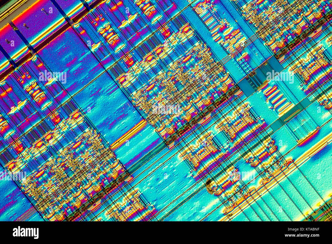 Micrograph Light d'un détail d'une puce mémoire ordinateur RAM. RAM est un  type de mémoire auquel il est possible d'accéder de façon aléatoire ; c'est  à dire, tout octet de mémoire peut