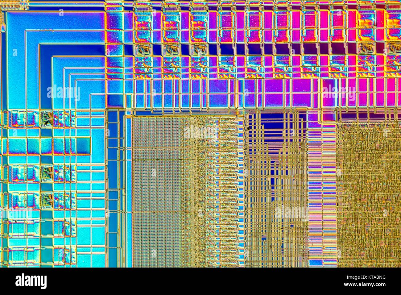 Micrograph Light d'un détail d'une puce mémoire ordinateur RAM. RAM est un type de mémoire auquel il est possible d'accéder de façon aléatoire ; c'est à dire, tout octet de mémoire peut être consultée sans toucher le précédent.C'est le type le plus commun de mémoire dans les ordinateurs personnels et différents autres appareils électroniques comme les téléphones cellulaires, les clés usb et les imprimantes. Objcet taille de cette section d'environ 1,2 mm de diamètre. Banque D'Images