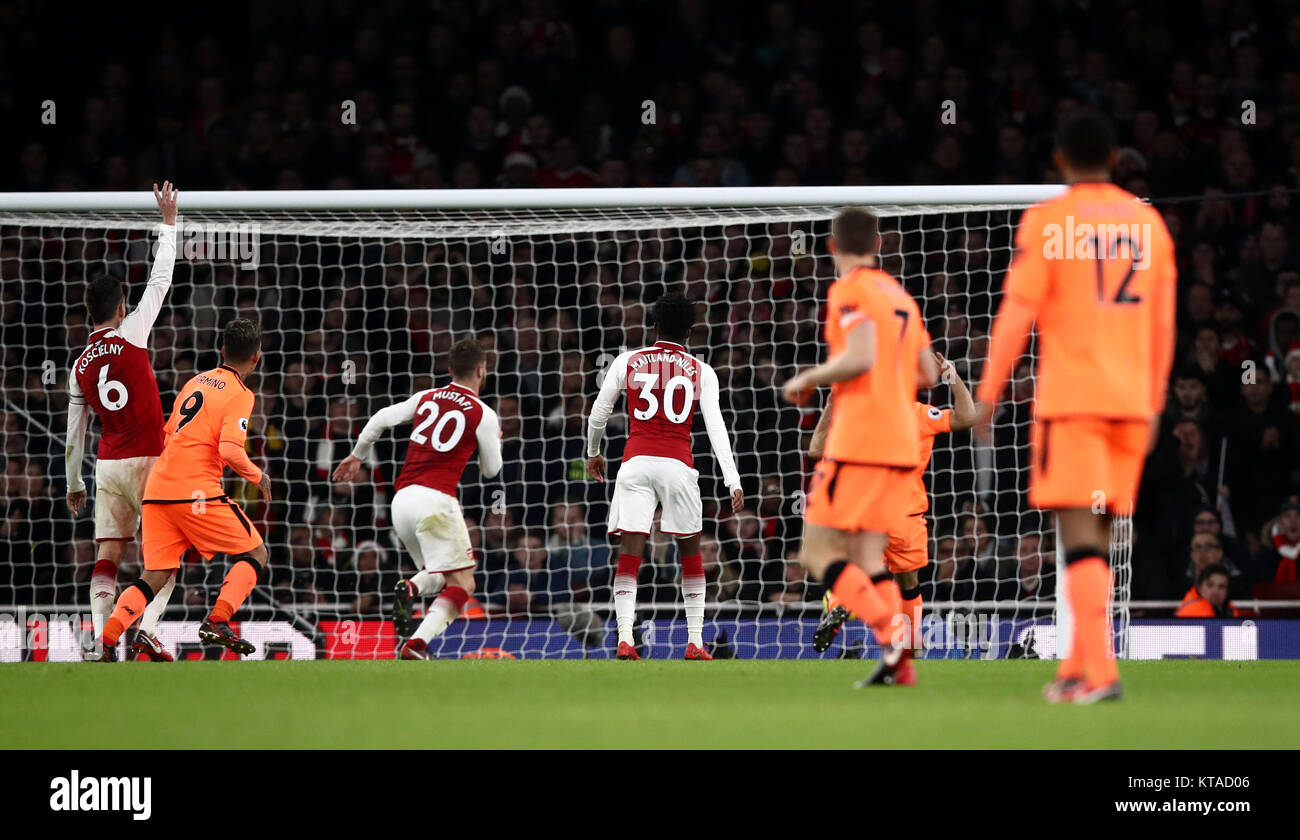 Le centre de Liverpool, Roberto Firmino (deuxième à gauche) marque son troisième but du côté du jeu au cours de la Premier League match à l'Emirates Stadium, Londres. Banque D'Images