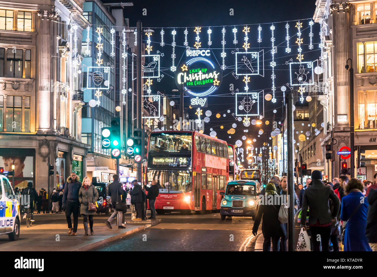 Décorations de Noël dans Oxford Street au centre de Londres, Angleterre, RU Banque D'Images