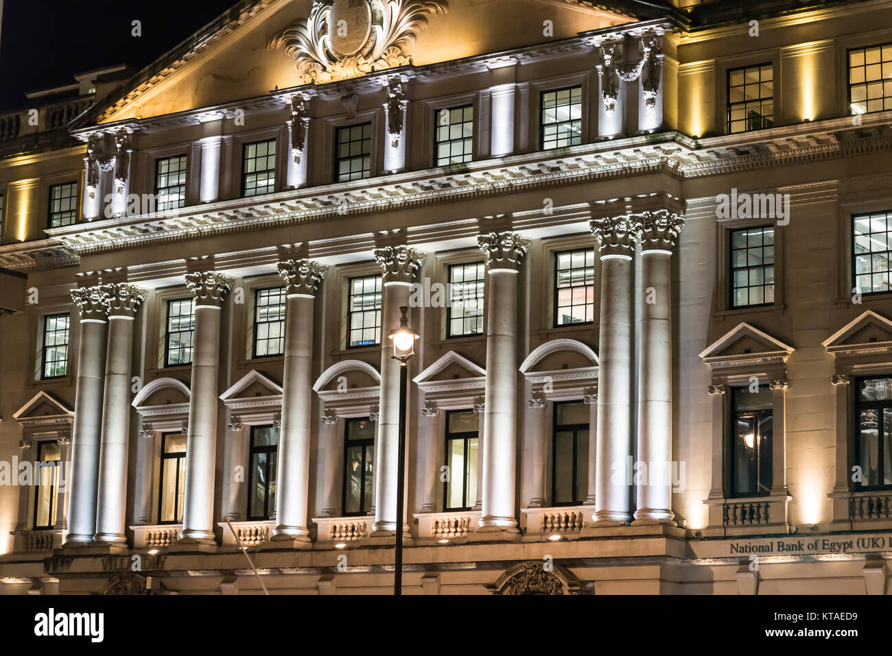 Façade néoclassique de nuit, Westminster, London, England, UK Banque D'Images