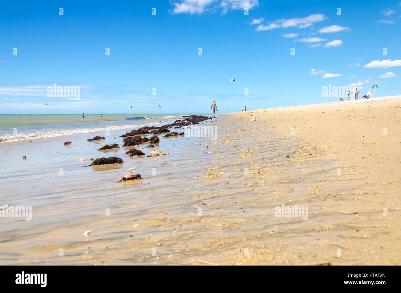 Cumbuco, Brésil, 9 juillet, 2017 : photographe à la recherche d'un bon coup dans la plage de Cumbuco au Brésil Banque D'Images