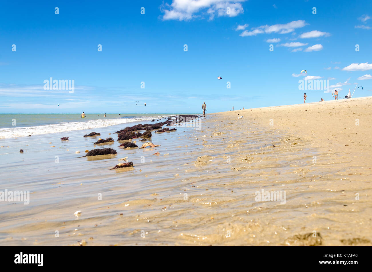 Cumbuco, Brésil, 9 juillet, 2017 : photographe à la recherche d'un bon coup dans la plage de Cumbuco au Brésil Banque D'Images