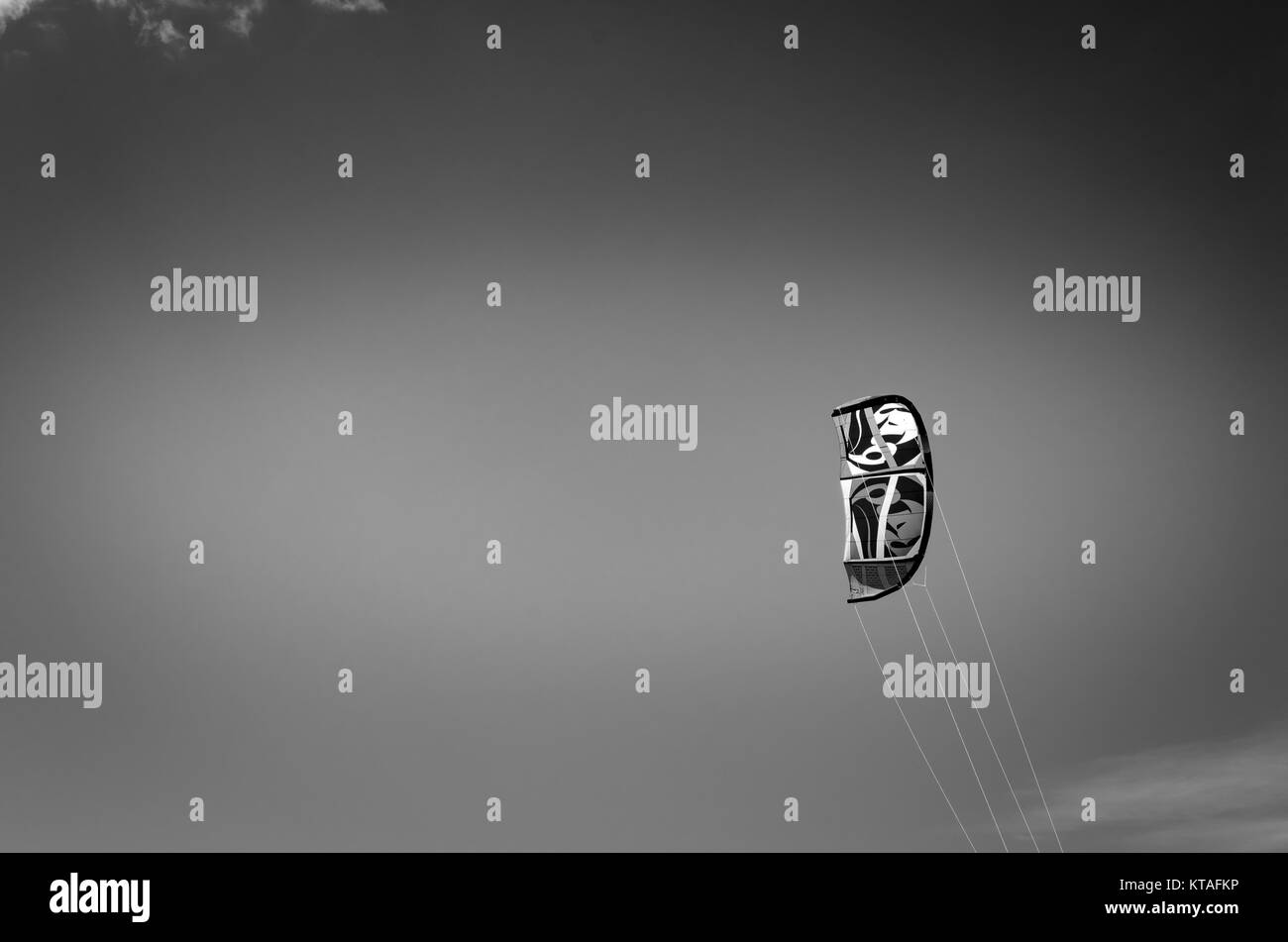 Cumbuco, Brésil, 9 juillet, 2017 : Libre de kite boarding survolant le ciel bleu lumineux et ensoleillé Banque D'Images