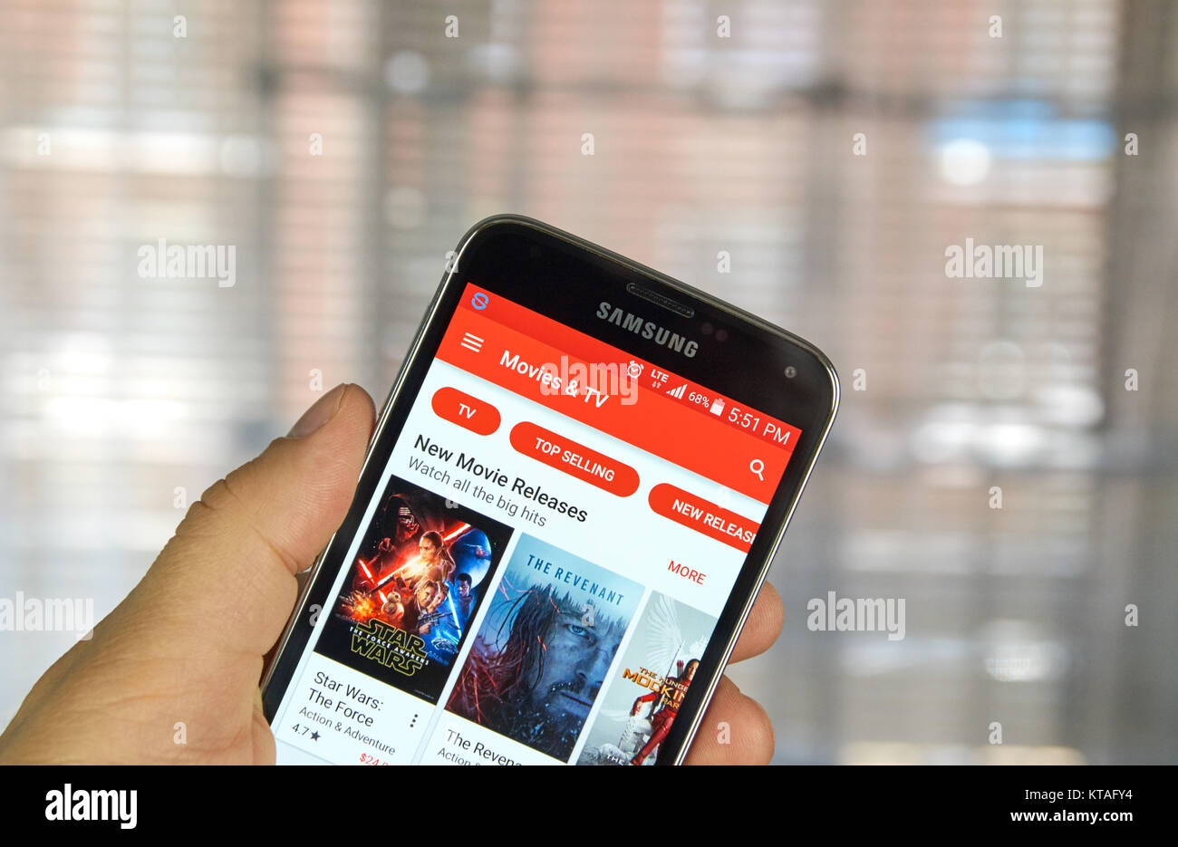 Montréal, Canada - le 5 avril 2016 : Google Play Films et TV sur téléphone Android. Google Play et à l'origine l'Android Market, c'est une distributi Banque D'Images