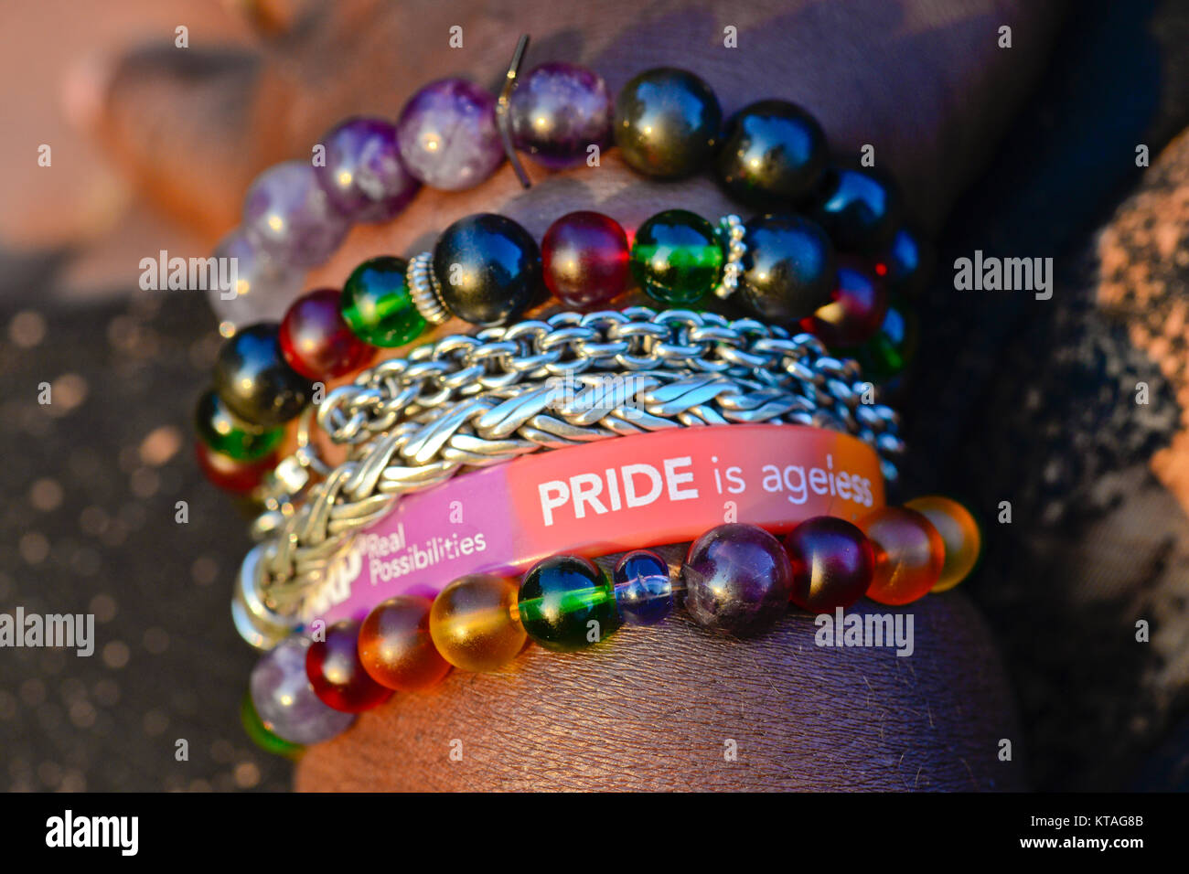 Bracelets colorés avec gay pride bracelet porté par une femme afro-américaine Banque D'Images