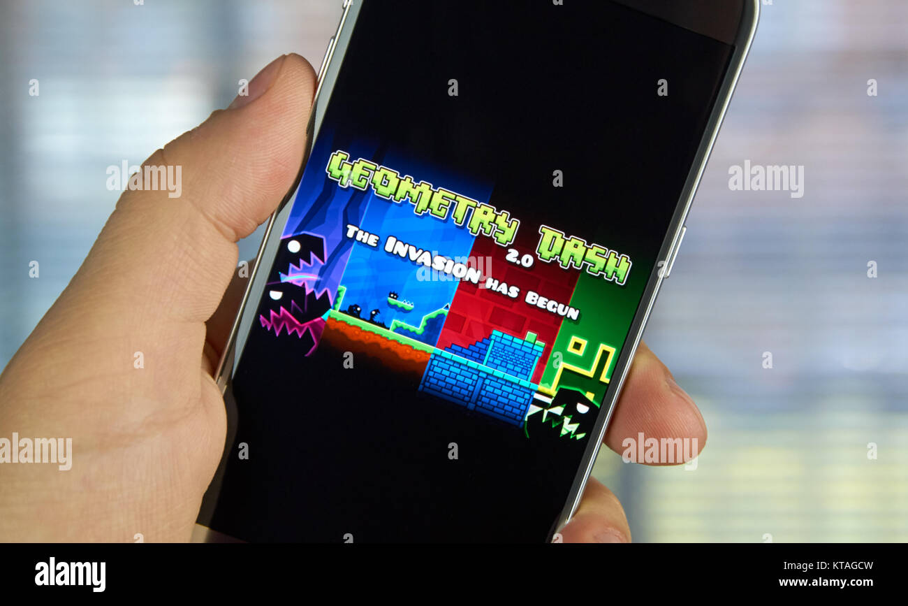 Montréal, Canada - le 23 mai 2016 : Géométrie Dash jeu sur Samsung S7 écran. 2013 géométrie Dash est un jeu mobile et la vapeur jeu développé par Suède-base Banque D'Images