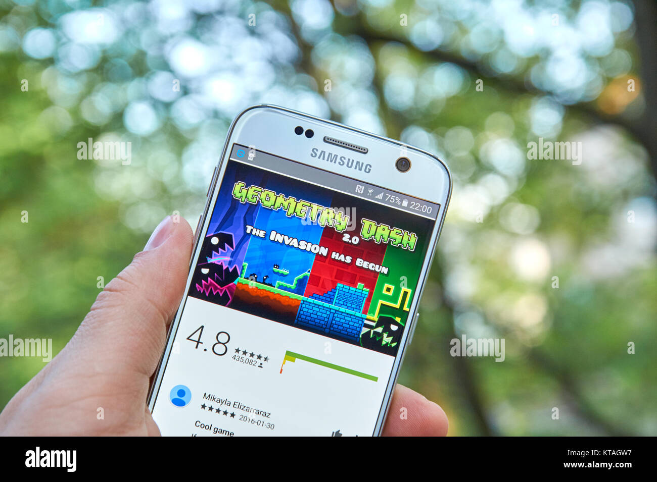 Montréal, Canada - le 23 mai 2016 : Géométrie Dash jeu sur Samsung S7 écran. 2013 géométrie Dash est un jeu mobile et la vapeur jeu développé par Suède-base Banque D'Images