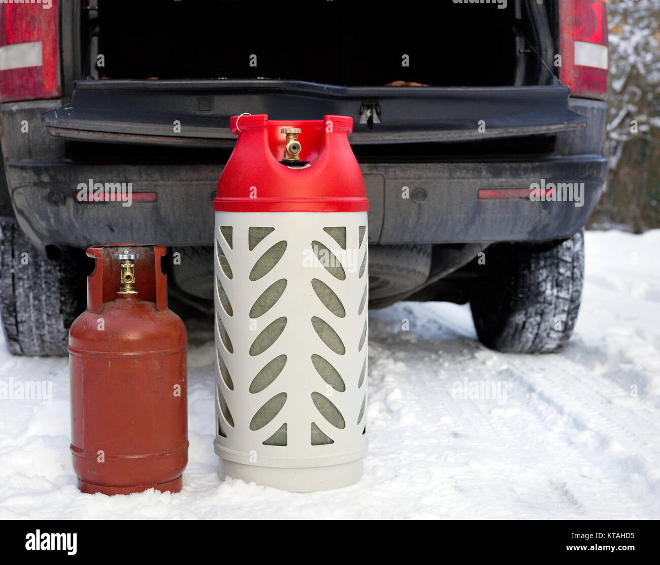 Bouteilles de gaz GPL sur la neige en face de la voiture ouverte boot,  scène d'hiver Photo Stock - Alamy