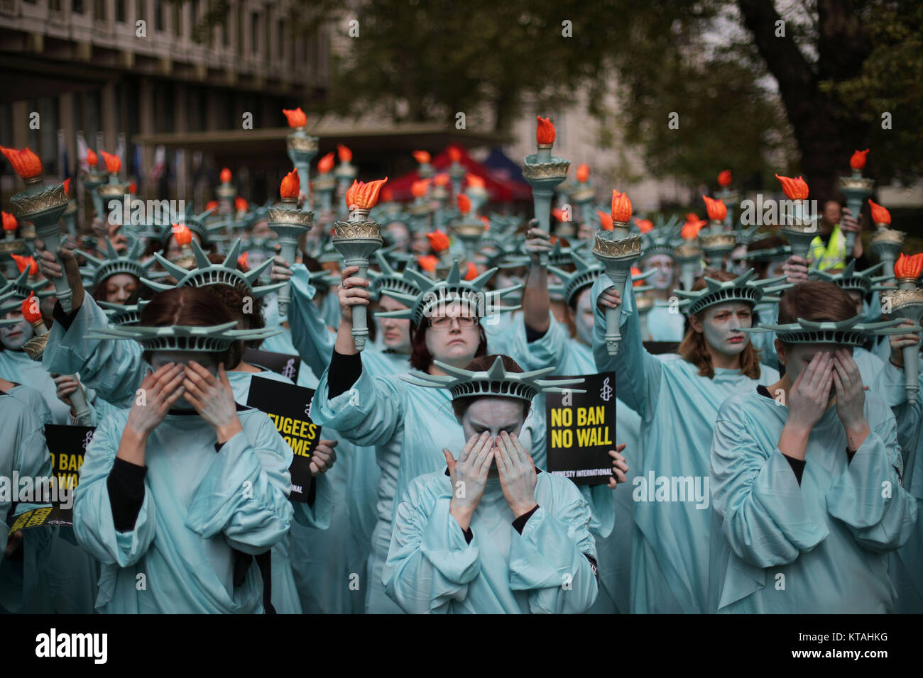 Examen de l'année 2017 : avril : Amnesty International organiser une protestation auprès de 100 "statues de la liberté, à l'occasion de nous Président Donald Trump's 100 premiers jours de son mandat (29 avril), à l'extérieur de l'ambassade des États-Unis à Grosvenor Square, Londres. Banque D'Images