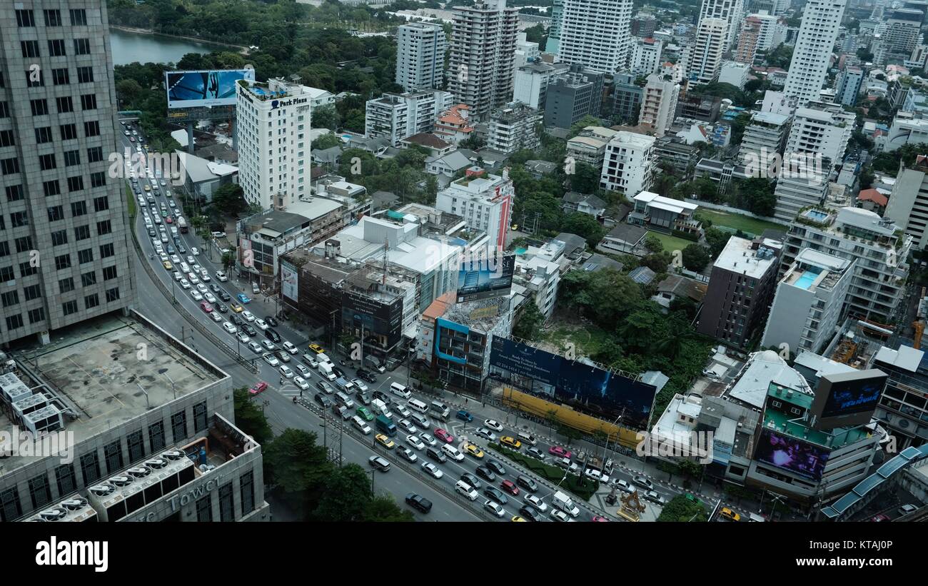 Vue depuis le 35ème étage de Sukhumvit et Asoke Intersection du Continent Hôtel Medinii Bangkok Thailand Restaurant Italien Banque D'Images