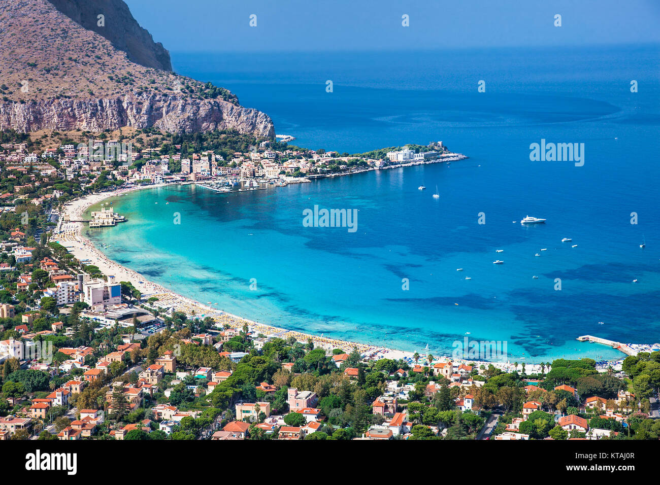 Vue Panoramique Sur La Plage De Sable Blanc En Mondello