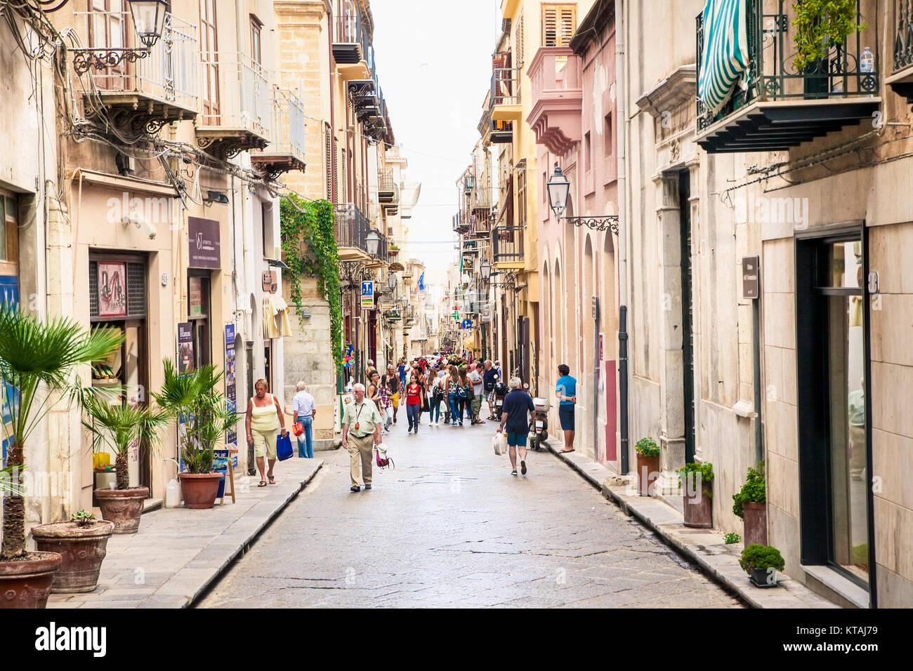 CEFALU, SICILE - septembre 16,2014 : Vieille rue de la méditerranée avec tourist de Cefalù, ville médiévale de la Sicile, Italie.Il situé sur la côte nord de l'o Banque D'Images