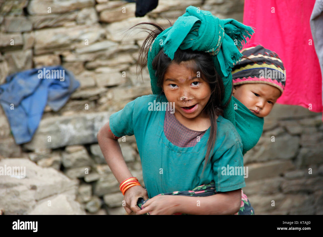 Le frère de sœur ; une fille de Jumla est heureux de poser pour mon appareil photo. Banque D'Images