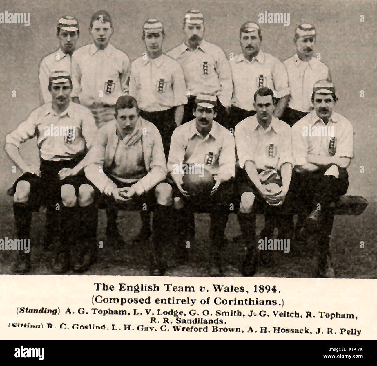 Corinthiens - le Équipe de l'Angleterre contre le Pays de Galles (1894) avec des noms de footballeurs (1893-1994 British Home Championship) a joué à l'Hippodrome de la masse, Wrexham Banque D'Images