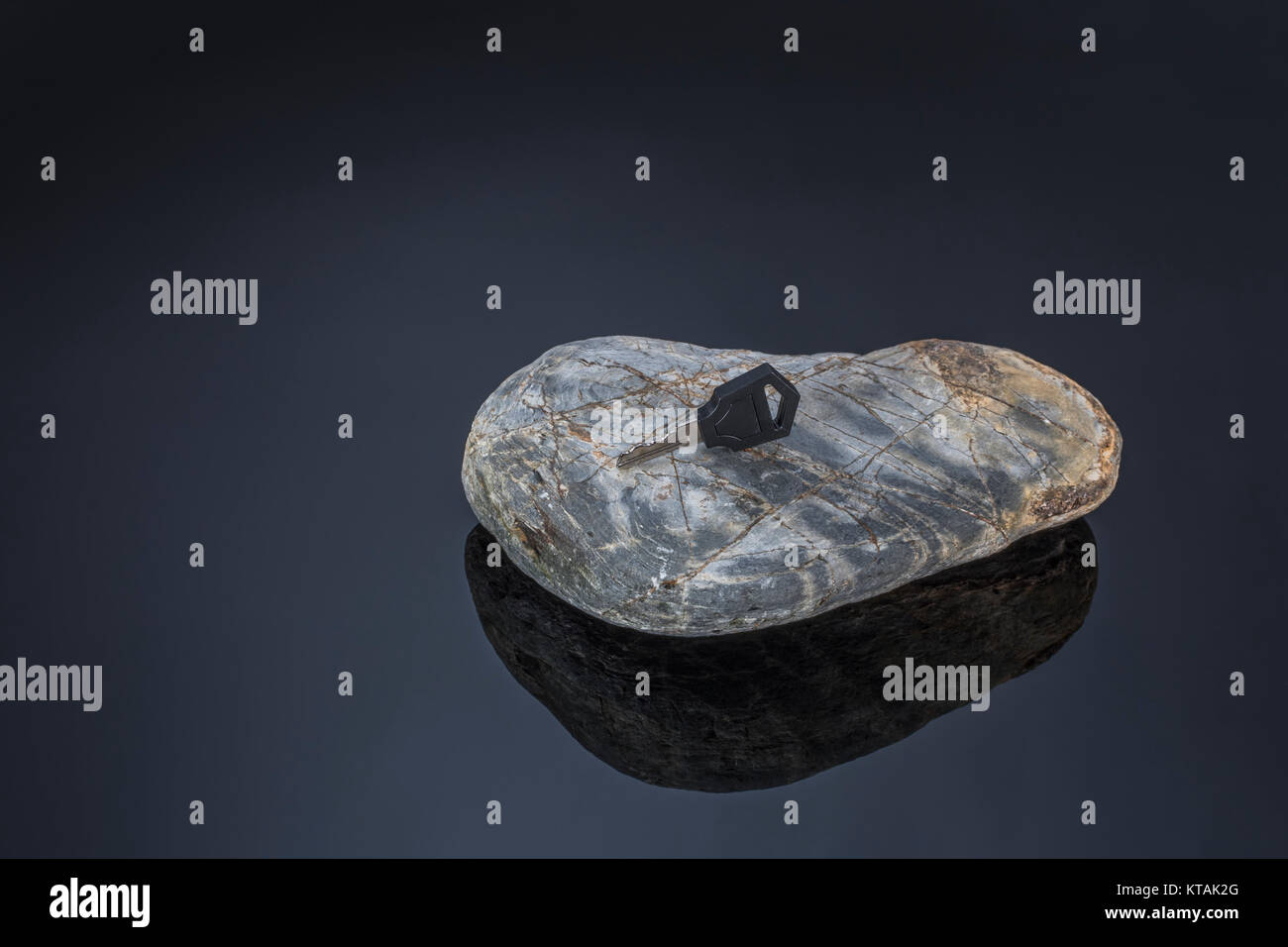 Close-up de petite clé sur une pierre - métaphore pour "keystone" - avec copie espace. Banque D'Images