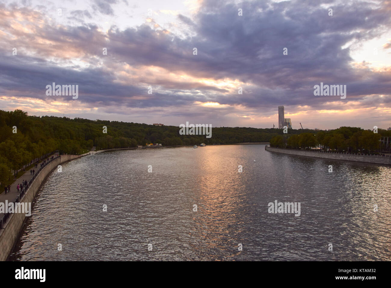 Cityscape au coucher du soleil avec une grande rivière au premier plan et arrière-plan nuages à coucher du soleil Banque D'Images