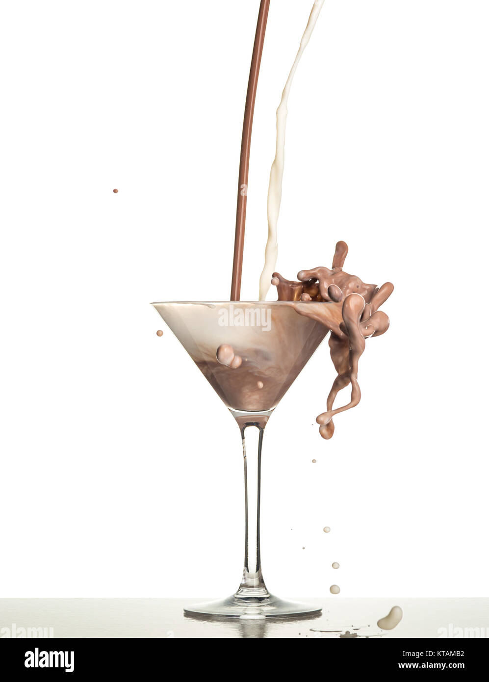 L'analyse macro avec le chocolat chaud de tomber dans le verre on white en studio Banque D'Images L'analyse macro avec le chocolat chaud de tomber dans le verre on white en studio Banque D'Images