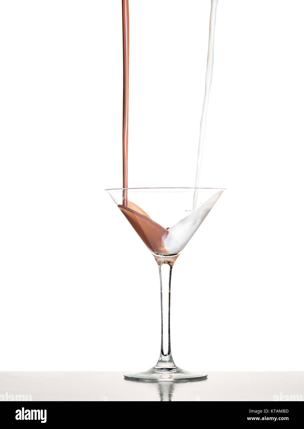 L'analyse macro avec le chocolat chaud de tomber dans le verre on white en studio Banque D'Images L'analyse macro avec le chocolat chaud de tomber dans le verre on white en studio Banque D'Images