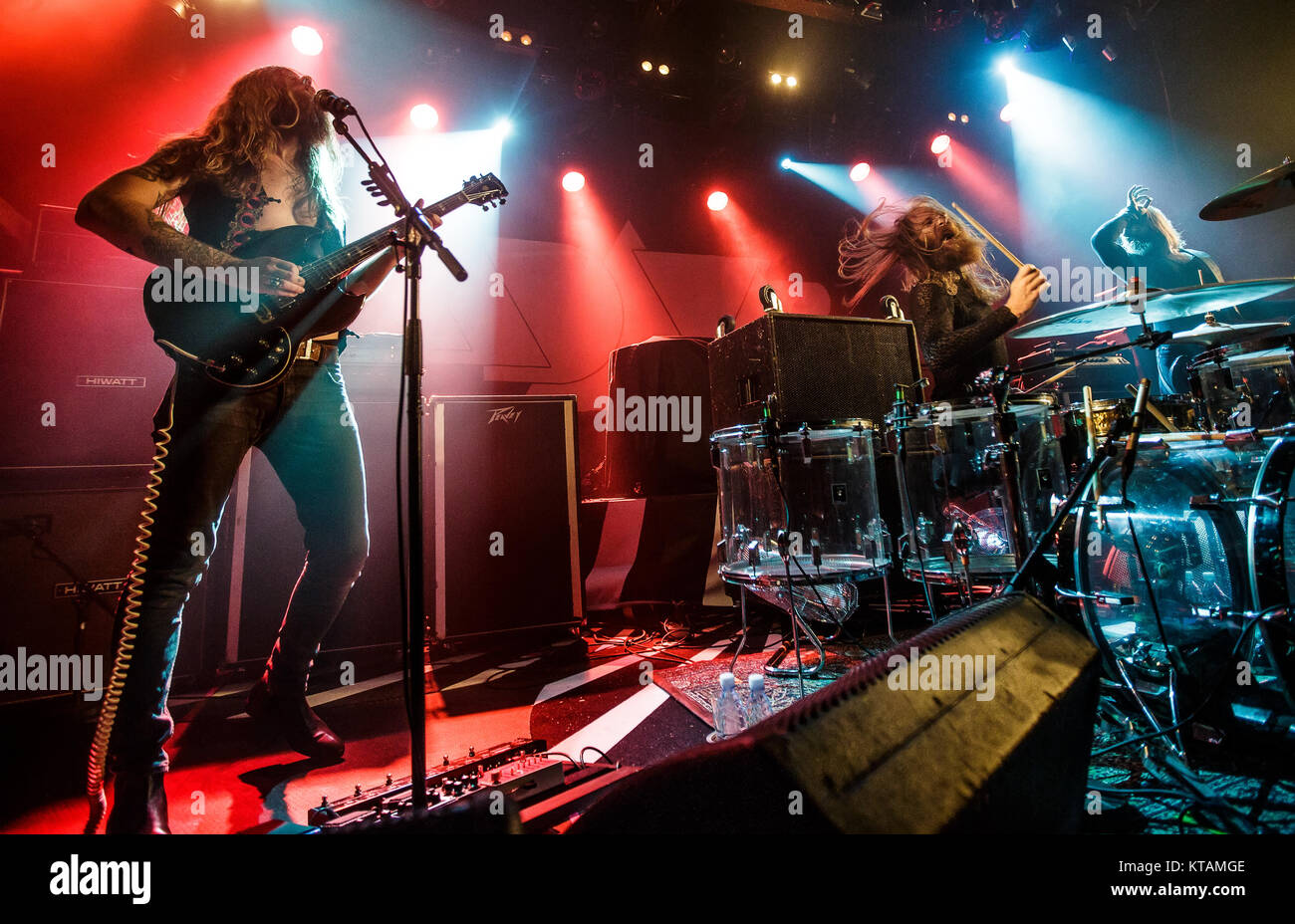 Le groupe de rock allemand Kadavar effectue un concert live à Pumpehuset à  Copenhague. Ici le batteur Christoph "Tiger" Bartelt est vu en direct sur  scène avec le guitariste Christoph 'Lupus' Lindemann.