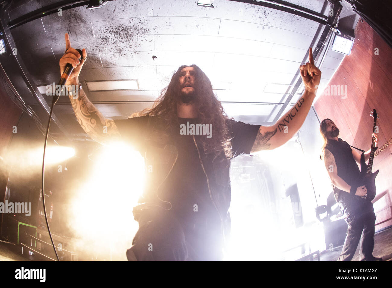 Le groupe de metal extrême canadien Kataklysm effectue un concert live à Vega à Copenhague. Ici le chanteur Maurizio Iacono est vu sur scène. Le Danemark, 11/01 2016. Banque D'Images
