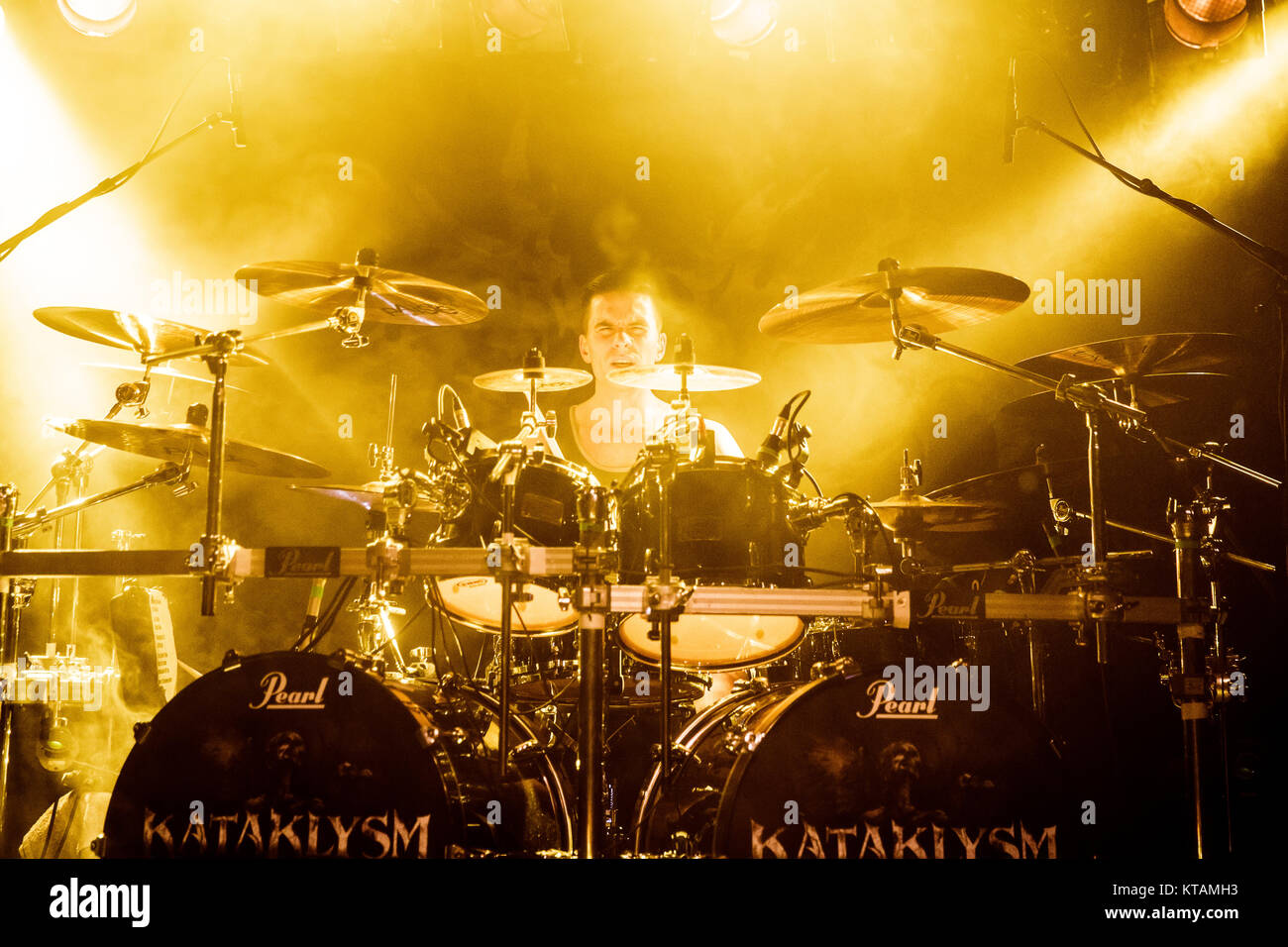 Le groupe de metal extrême canadien Kataklysm effectue un concert live à Vega à Copenhague. Ici le batteur Oli Beaudoin est vu sur scène. Le Danemark, 11/01 2016. Banque D'Images
