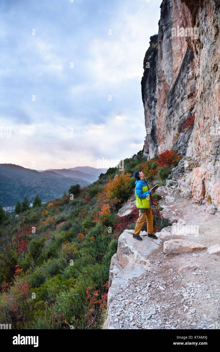 Destination Voyage, découverte de l'Europe. Région d'escalade rock climber, le choix d'un itinéraire sportif sur une falaise abrupte. Vie d'aventure. Siurana, Espagne Banque D'Images