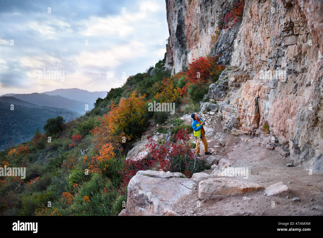 Destination Voyage, découverte de l'Europe. Région d'escalade rock climber, le choix d'un itinéraire sportif sur une falaise abrupte. Vie d'aventure. Siurana, Espagne Banque D'Images