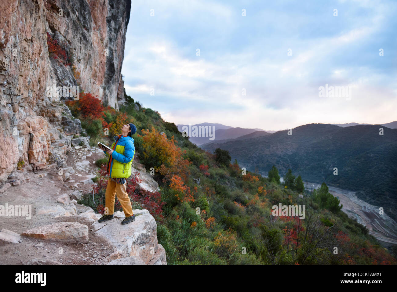 Activités sportives de plein air. Le choix d'un grimpeur escalade falaise difficile un itinéraire. Destination de voyage, Espagne, Europe. Banque D'Images