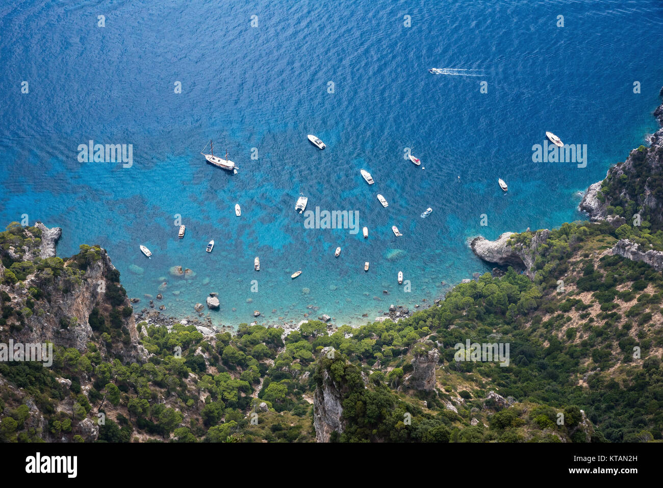 Vue du haut de la côte de l'île de Capri à bateaux Banque D'Images