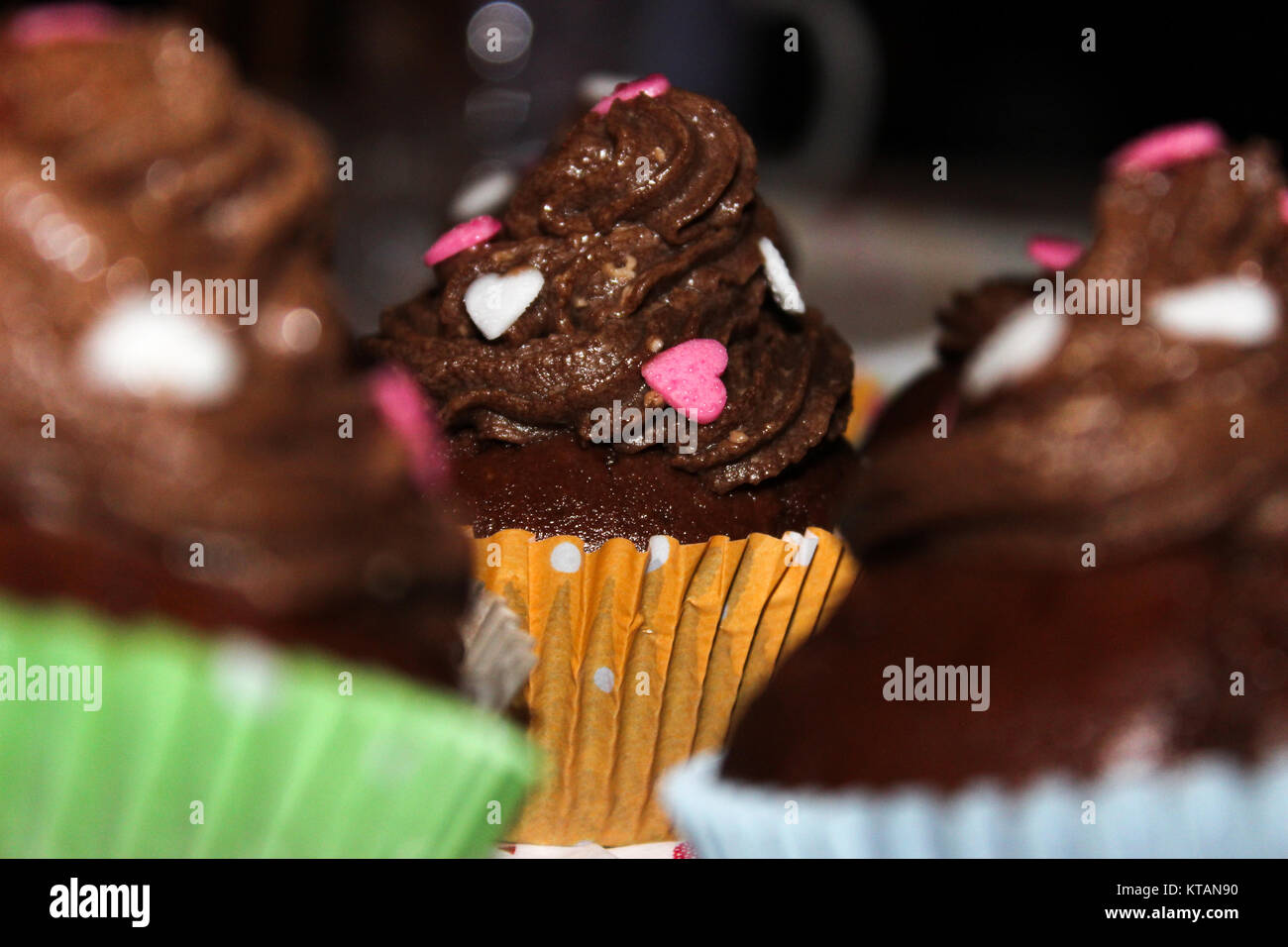 De délicieux petits gâteaux au chocolat avec du sucre coeurs Banque D'Images