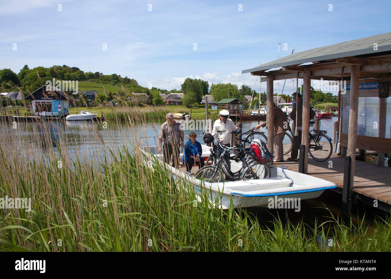 Ferry à Baabe, les touristes avec des bicyclettes, Baabe, Moenchgut-Granitz, Ruegen island, Mecklembourg-Poméranie-Occidentale, de la mer Baltique, l'Allemagne, de l'Europe Banque D'Images