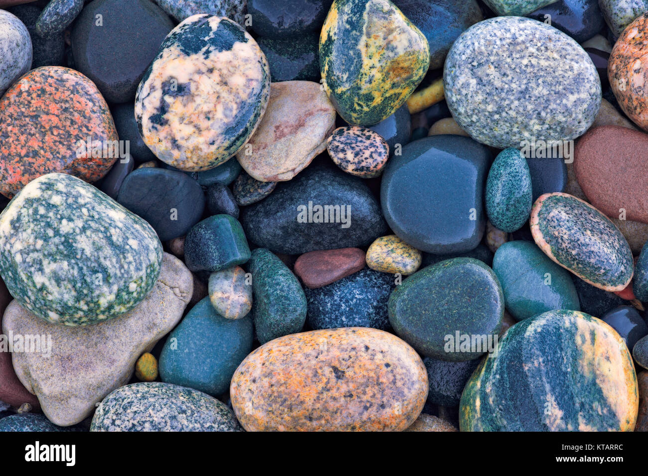 Les roches colorés trouvés le long du rivage du lac Supérieur au point au sable de Pictured Rocks National Lakeshore et de la Péninsule Supérieure du Michigan. Banque D'Images