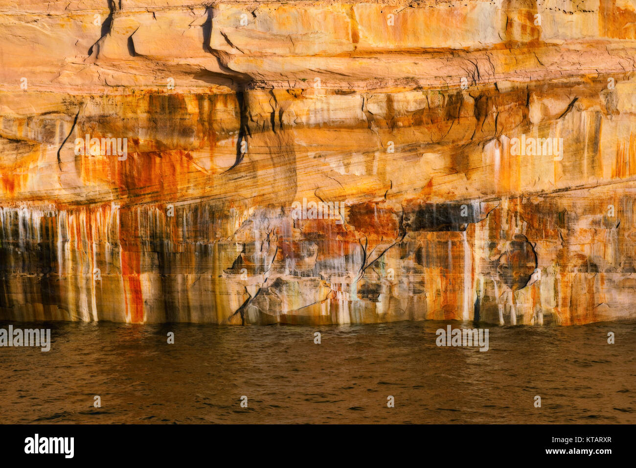 Minéral infiltrer crée couleurs incroyables dans les falaises de grès sur le lac Supérieur et de Pictured Rocks National Lakeshore, dans la Péninsule Supérieure du Michigan. Banque D'Images