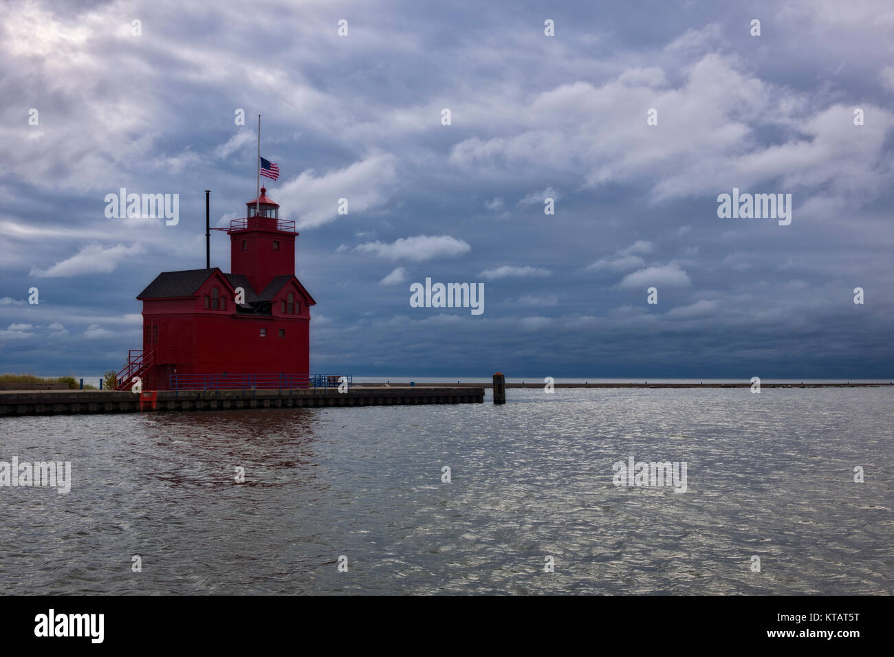 Soirée d'automne s'appuie sur la tempête Holland Harbor Lighthouse savent comme Big Red à l'entrée du chenal qui relie le lac Michigan au lac Macatawa dans Banque D'Images