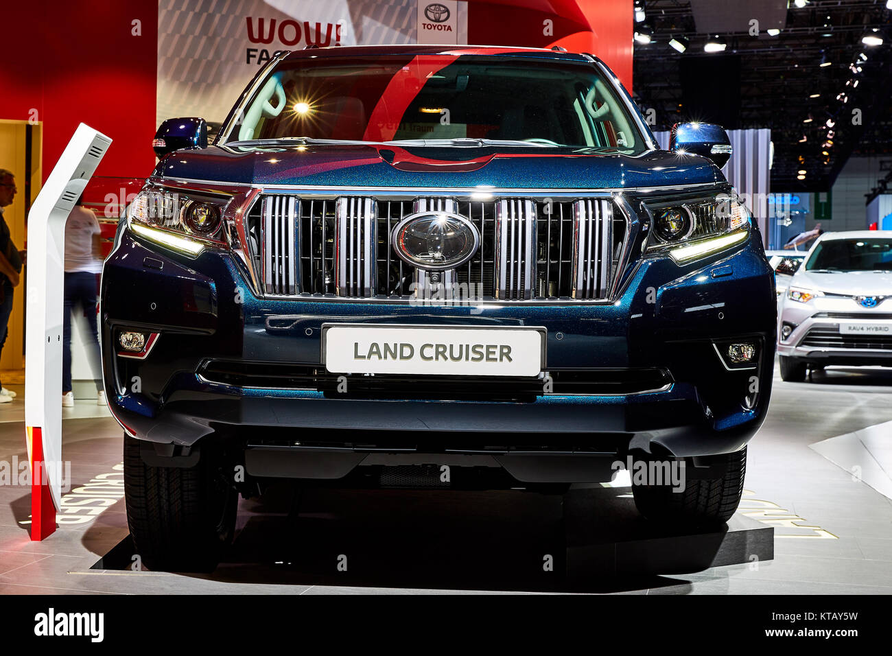 Francfort, Allemagne - le 12 septembre 2017 : 2018 Toyota Land Cruiser Prado présenté sur le 67-ème Salon International de l'Automobile de Francfort (IAA) dans la Messe Fr Banque D'Images