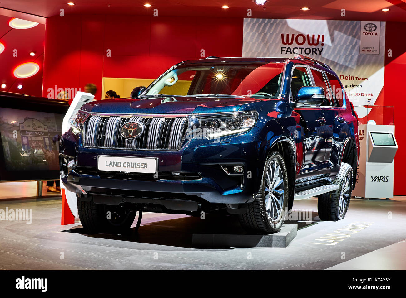 Francfort, Allemagne - le 12 septembre 2017 : 2018 Toyota Land Cruiser Prado présenté sur le 67-ème Salon International de l'Automobile de Francfort (IAA) dans la Messe Fr Banque D'Images