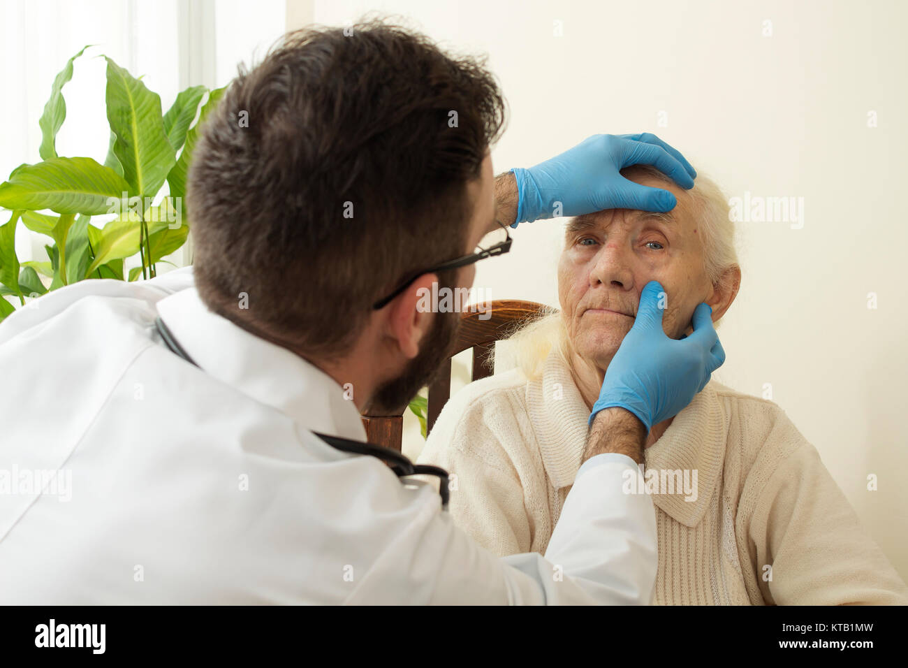 le médecin examine les yeux, conjonctivale très ancienne femme le médecin gériatricien pendant le test. Banque D'Images