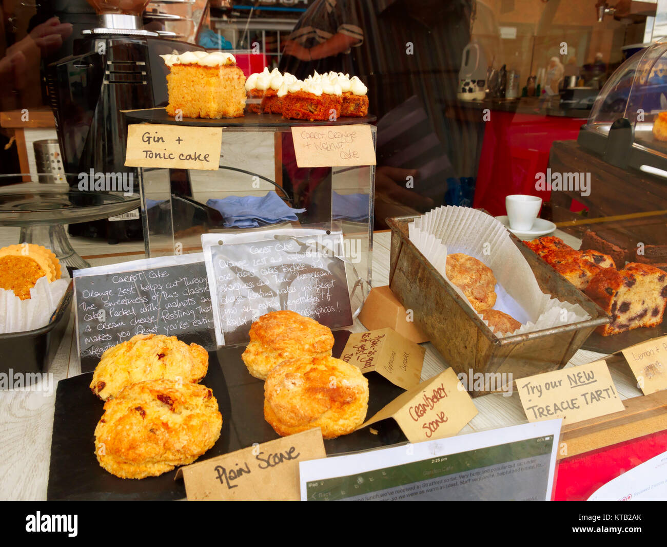 Les produits de boulangerie dans une vitrine Banque D'Images