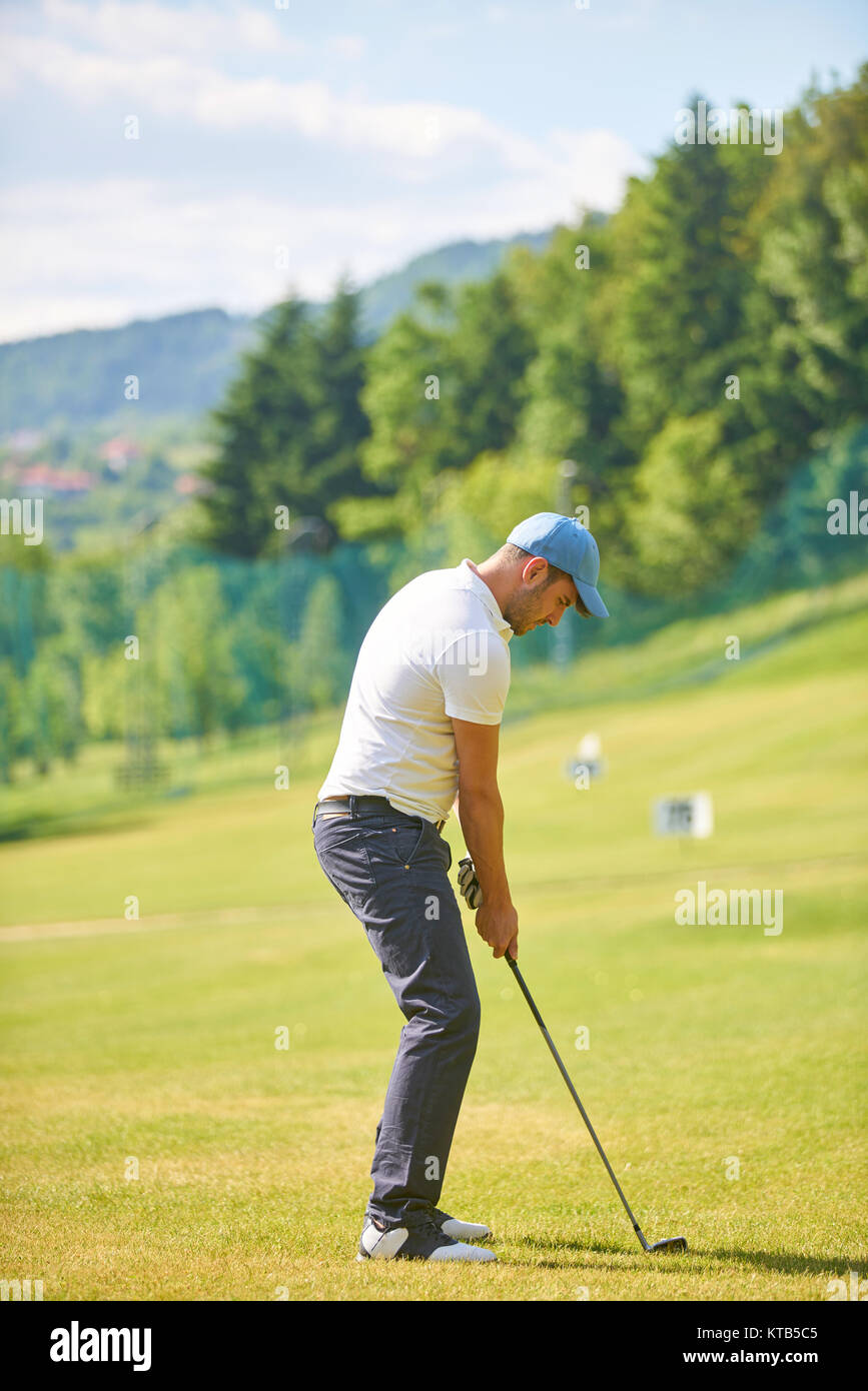 Jeune personne jouer au golf sur une journée ensoleillée Banque D'Images