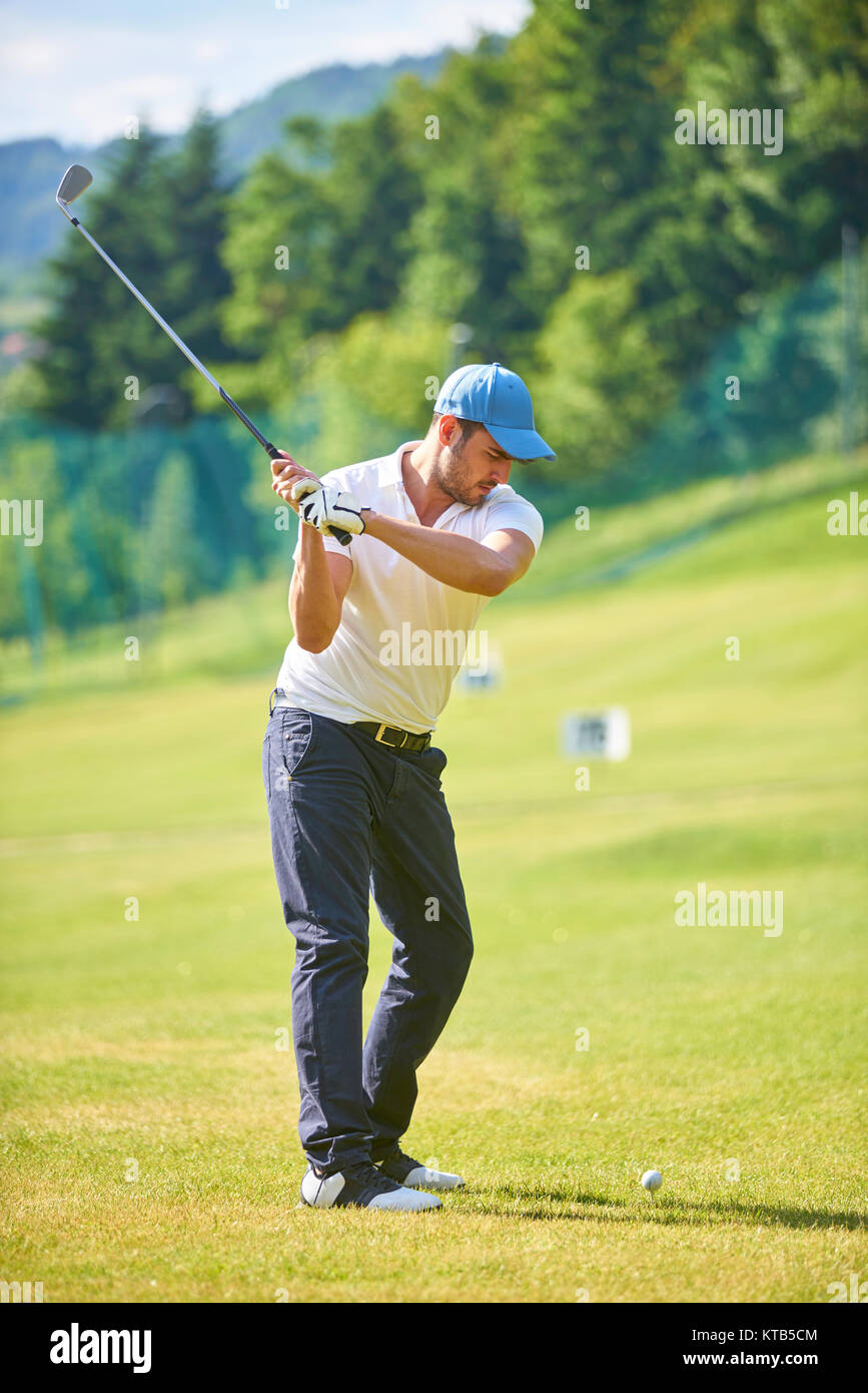 Jeune personne jouer au golf sur une journée ensoleillée Banque D'Images