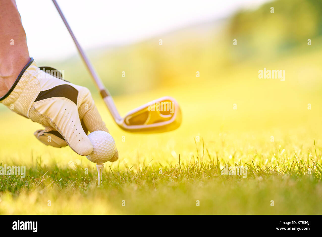 Jeune personne jouer au golf sur une journée ensoleillée Banque D'Images