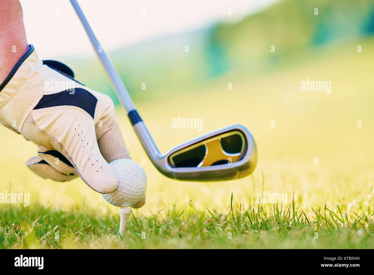 Jeune personne jouer au golf sur une journée ensoleillée Banque D'Images