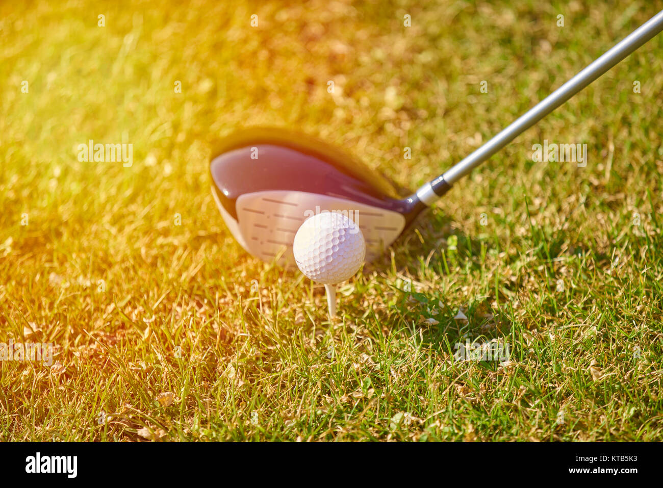 Jeune personne jouer au golf sur une journée ensoleillée Banque D'Images
