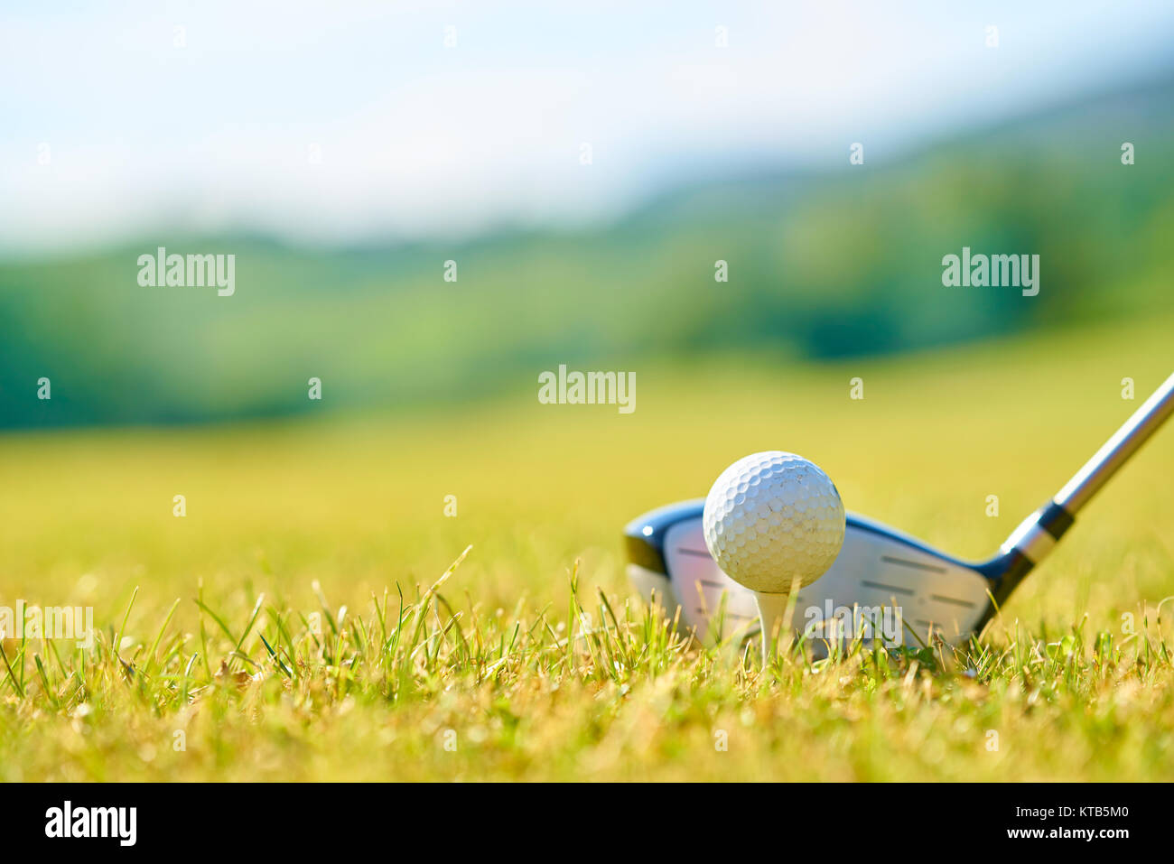 Jeune personne jouer au golf sur une journée ensoleillée Banque D'Images