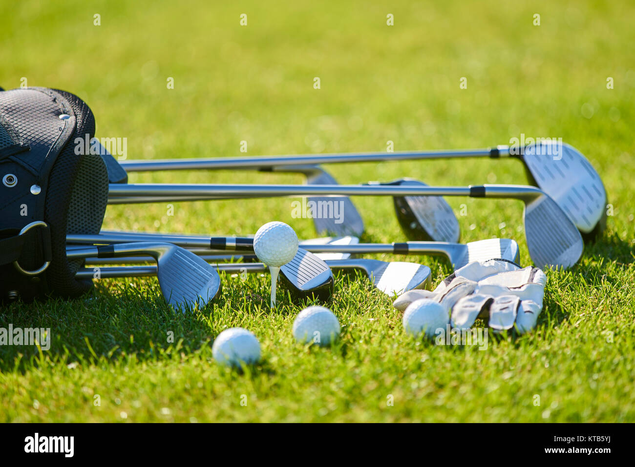 Jeune personne jouer au golf sur une journée ensoleillée Banque D'Images