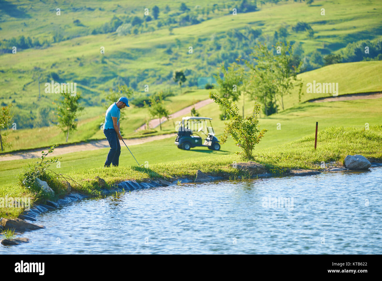 Jeune personne jouer au golf sur une journée ensoleillée Banque D'Images