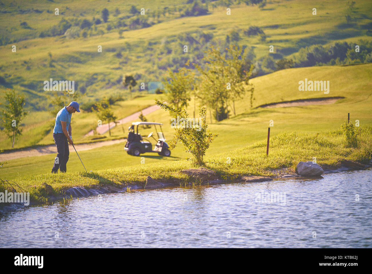 Jeune personne jouer au golf sur une journée ensoleillée Banque D'Images