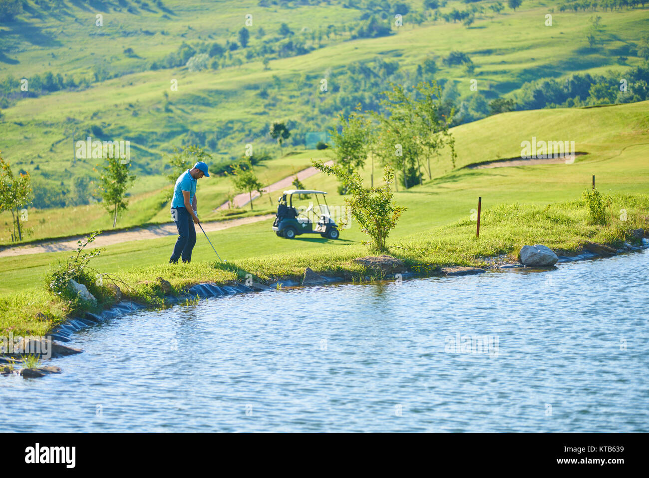 Jeune personne jouer au golf sur une journée ensoleillée Banque D'Images